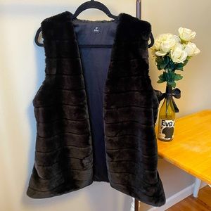 Echo faux fur black vest size L